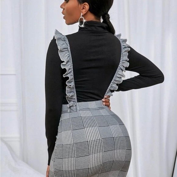 Solid mock neck tee & ruffle trim suspender skirt - Picture 3 of 7